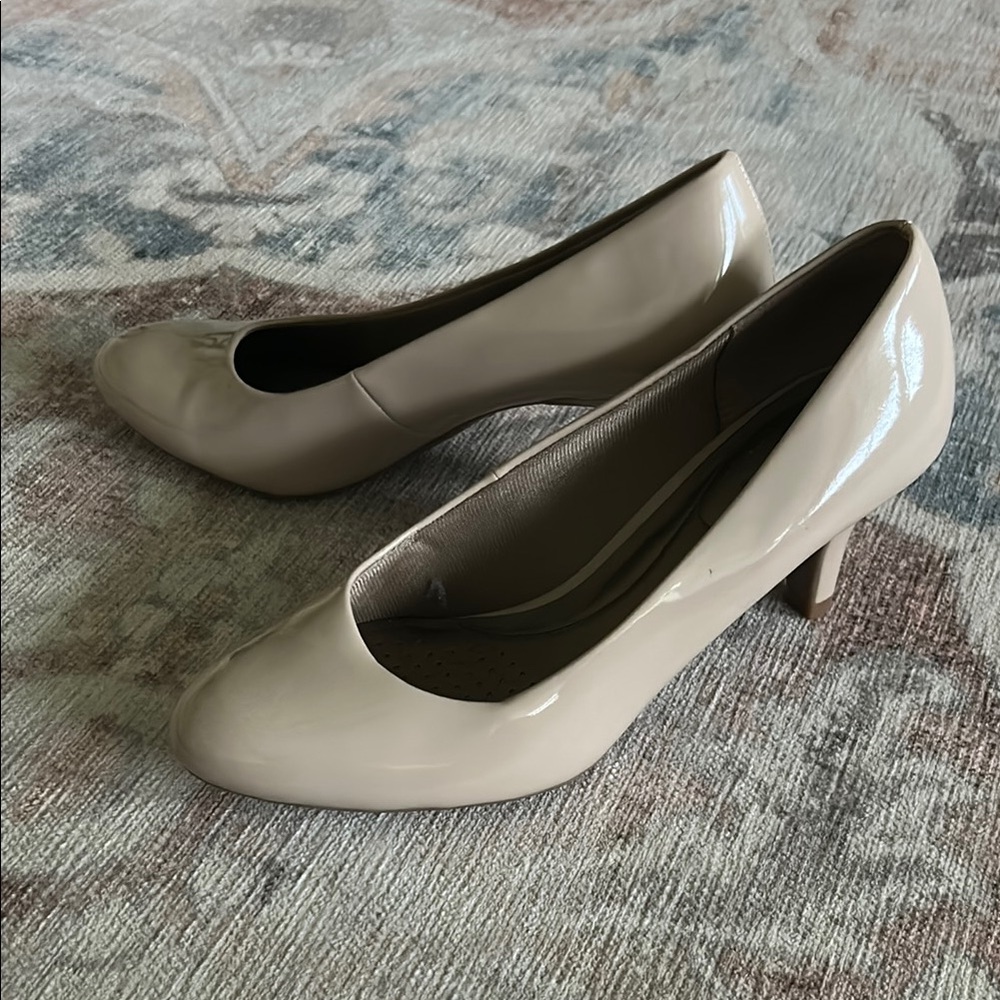 Life Stride Cream Heels Classic Pumps